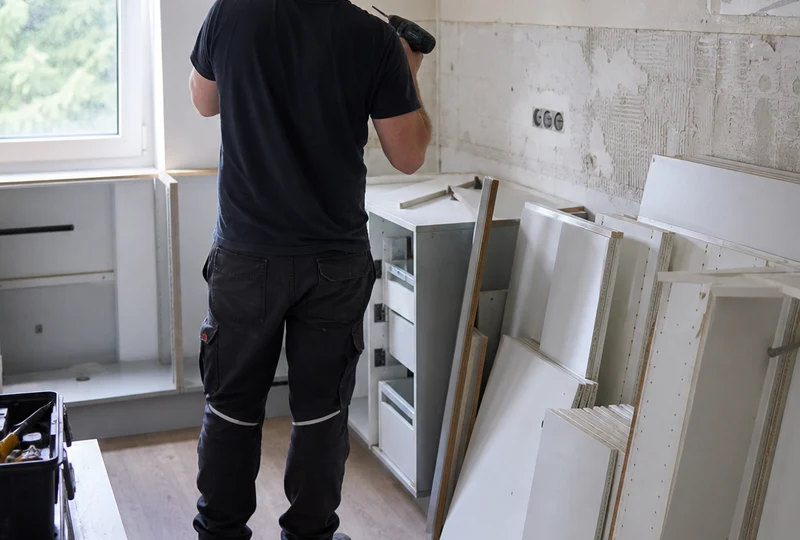 Demontierte Einbauküche beim Rückbau