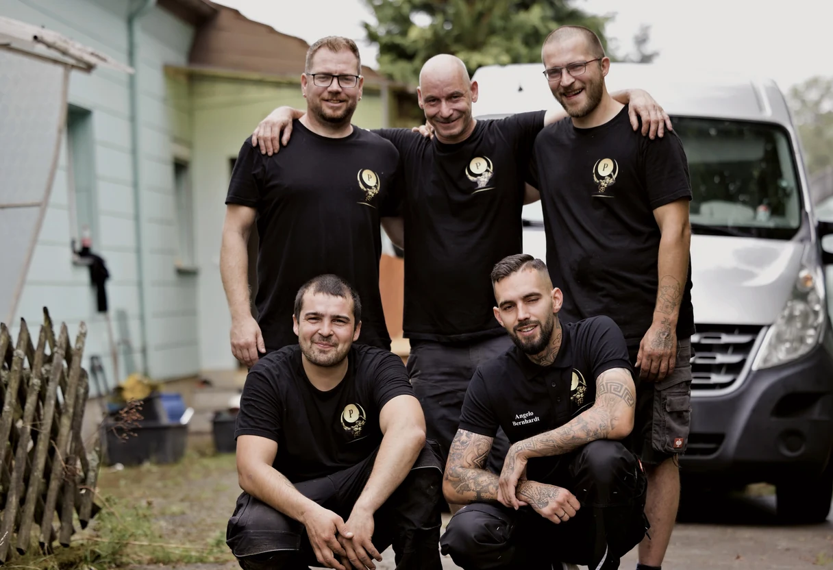 Das fünfköpfige Team der Platzmacherhelden vor dem Transporter