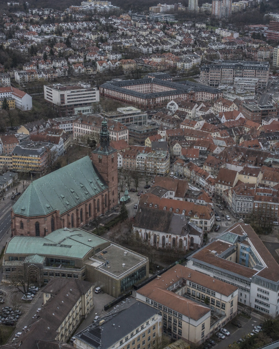 Luftbild von Kaiserslautern mit Stiftskirche und historischem Stadtkern