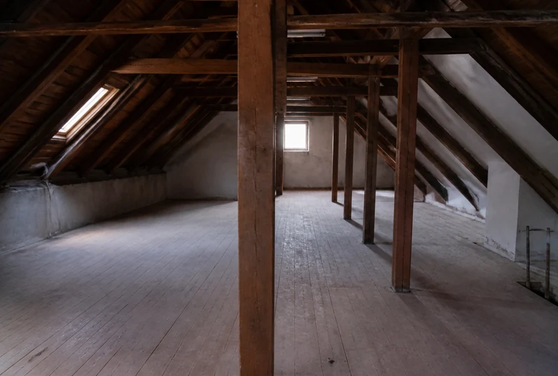 Geräumter Dachboden mit Holzbalken in einem Pfälzer Haus