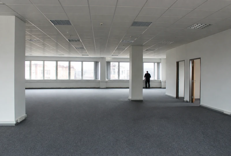 Geräumte Bürofläche bei Gewerbeentrümpelung